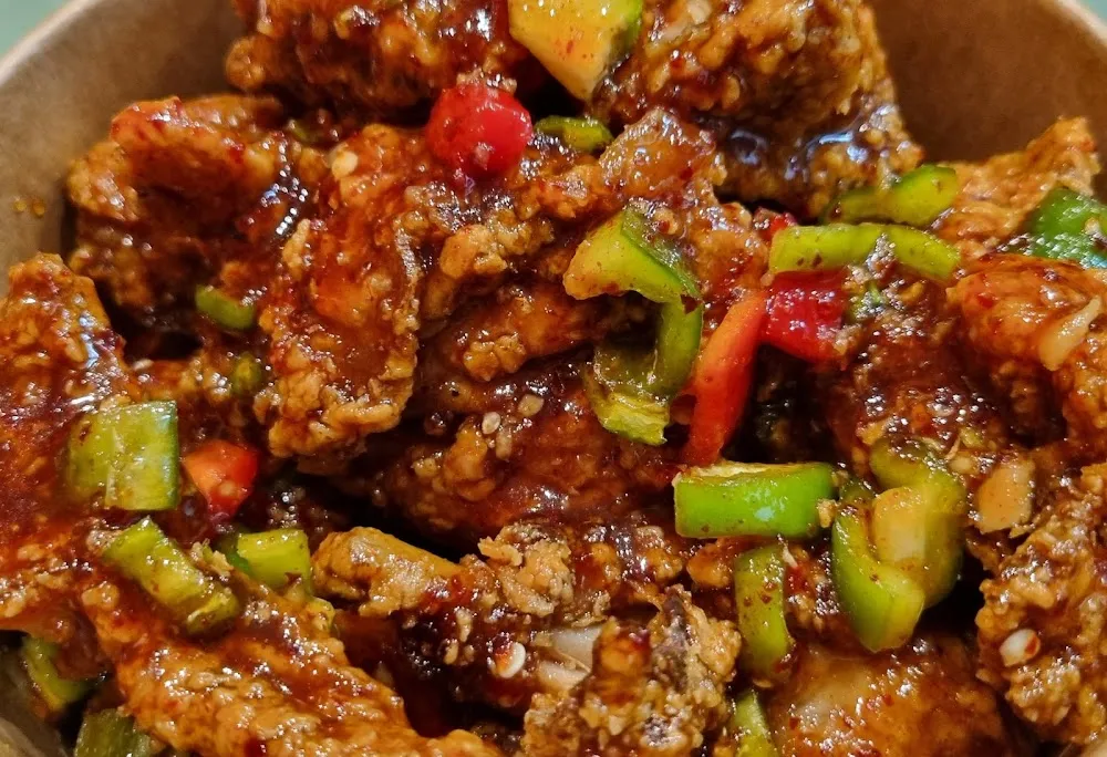 Mpoulet Frit Grande Portion Sauce Très Piquante